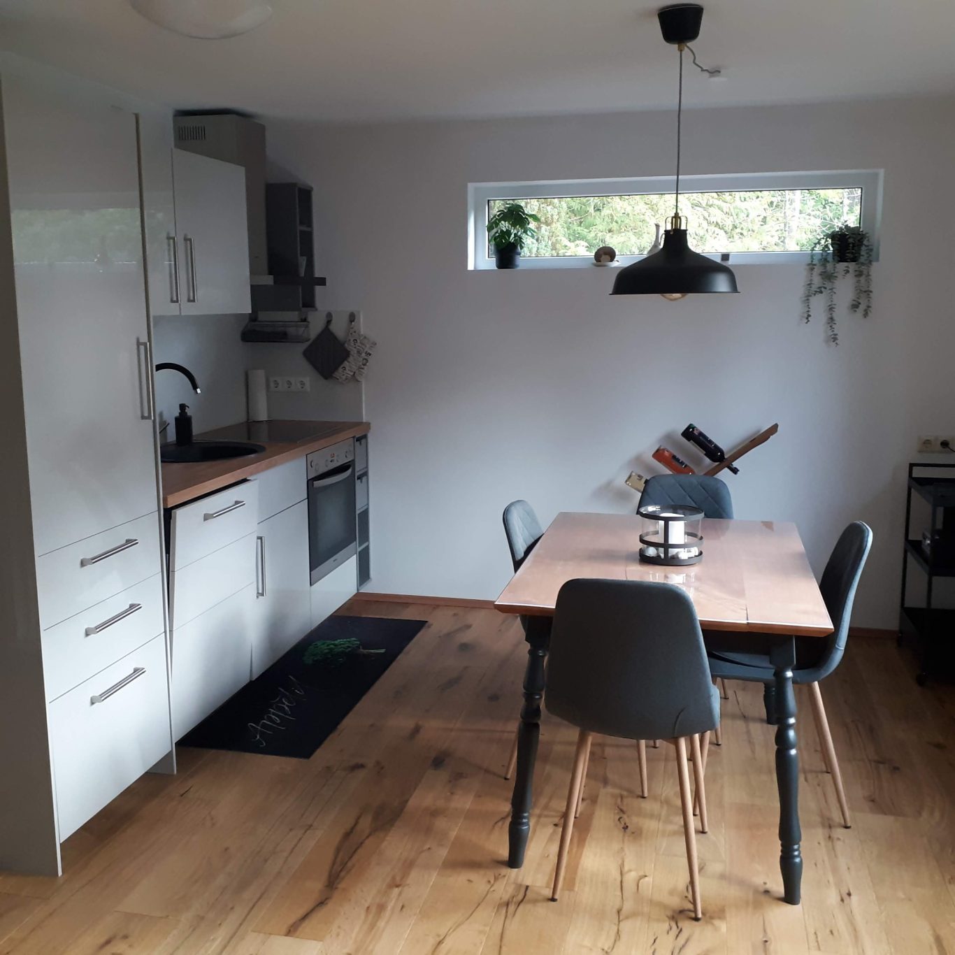 Küchenzeile mit Spühlmaschine