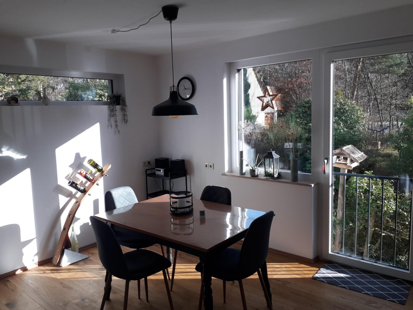 Esstisch aus Kastanienholz Frühstück mit Morgensonne