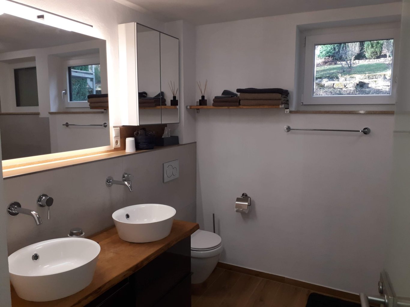 Badezimmer Mandelblüte Bad mit begehbarer Dusche und zwei Waschbecken