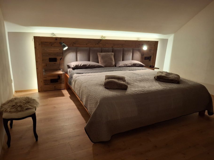 Kopfteil aus Altholz einer alten Scheune