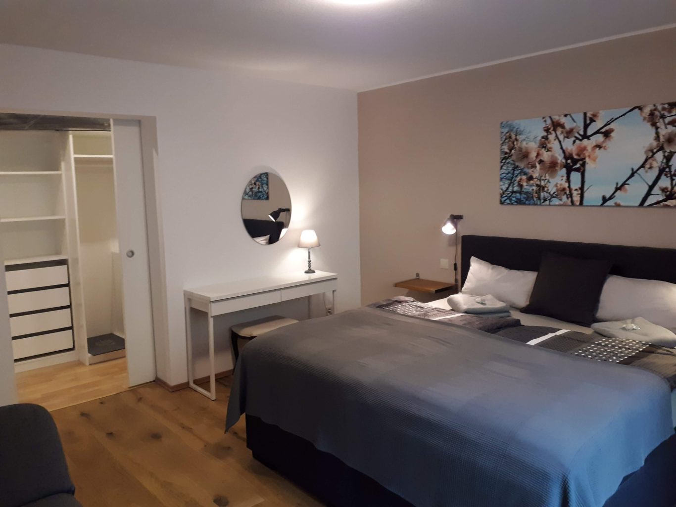 Ankleidezimmer mit Schiebetüre zum Schlafbereich