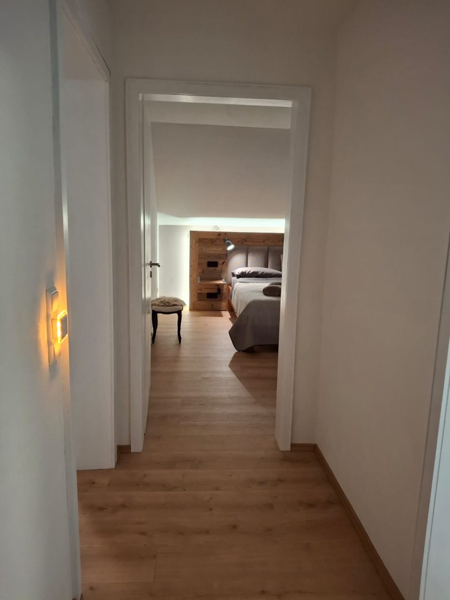 Flur in der Wohnung mit Blick zum Schlafzimmer