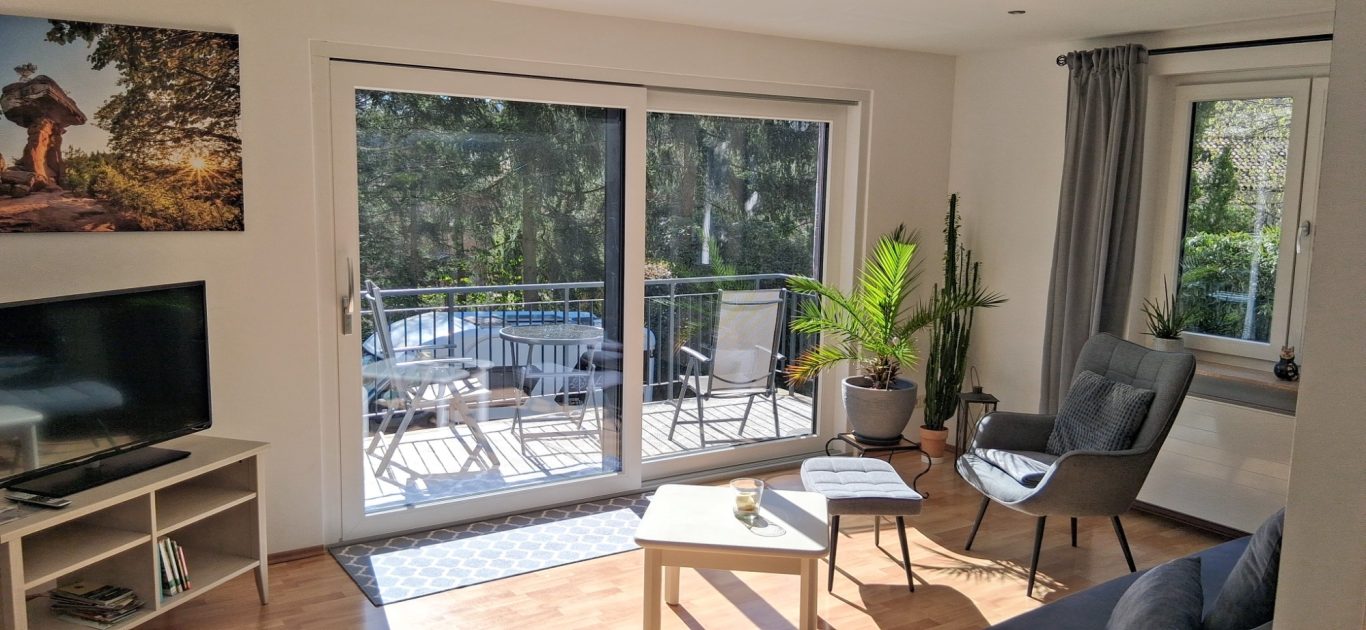 Wohnen mit Ausblick auf Balkon und in den Wald