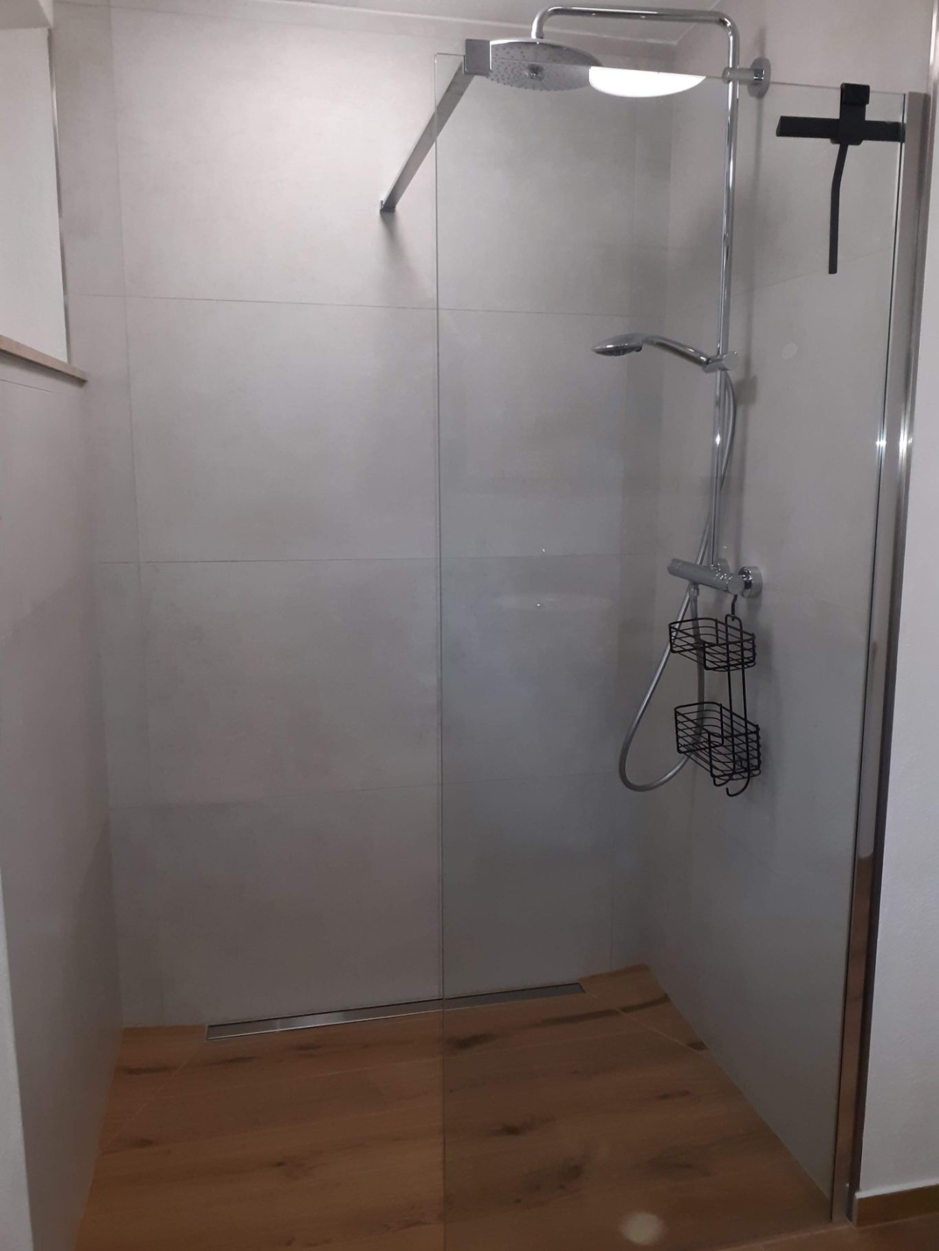 Dusche bei Bedarf mit Duschhocker