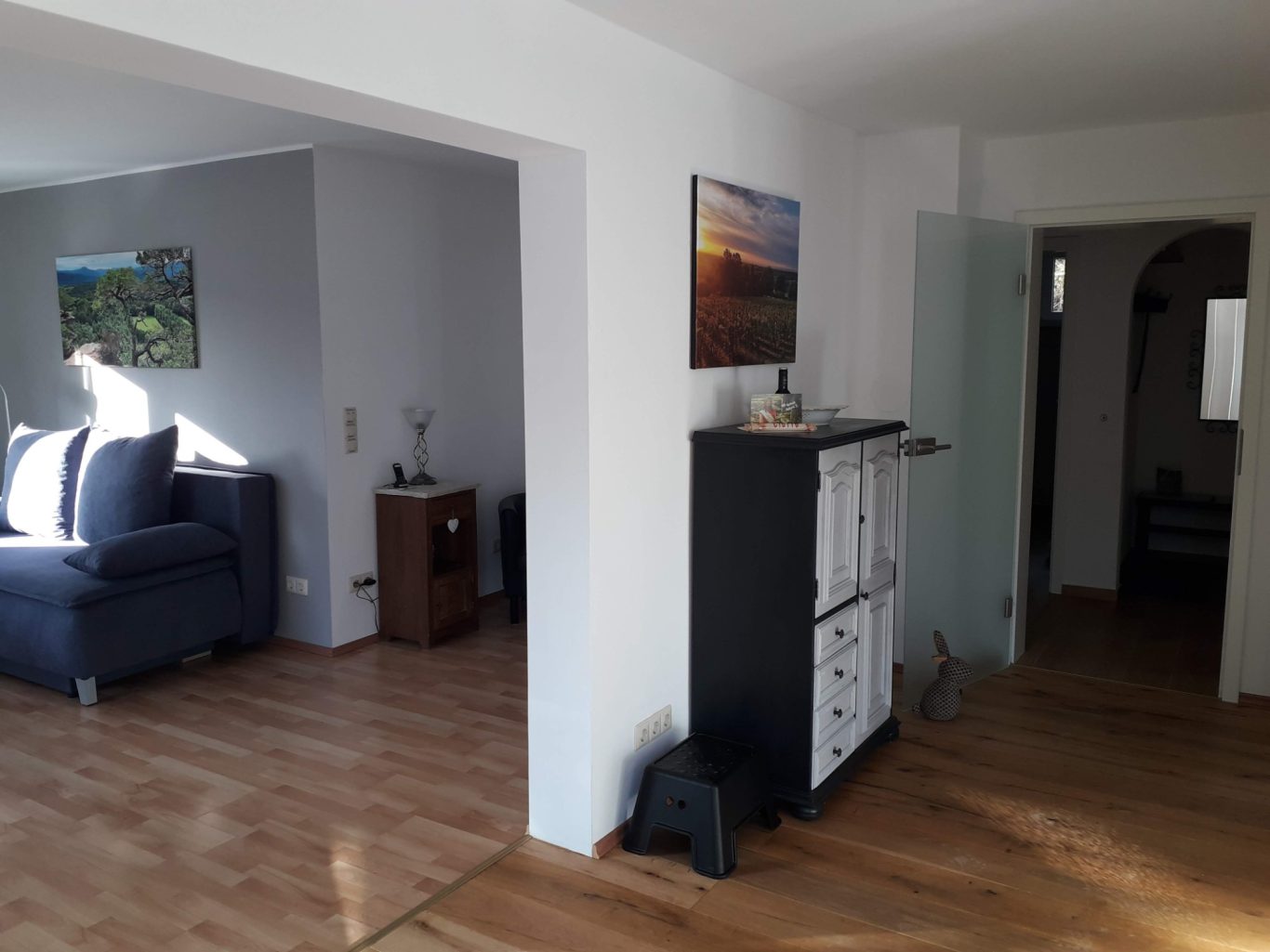 Blick vom Küchenbereich zum Wohnbereich