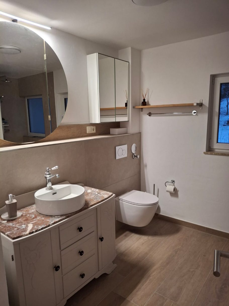 Badezimmer mit begehbarer Dusche