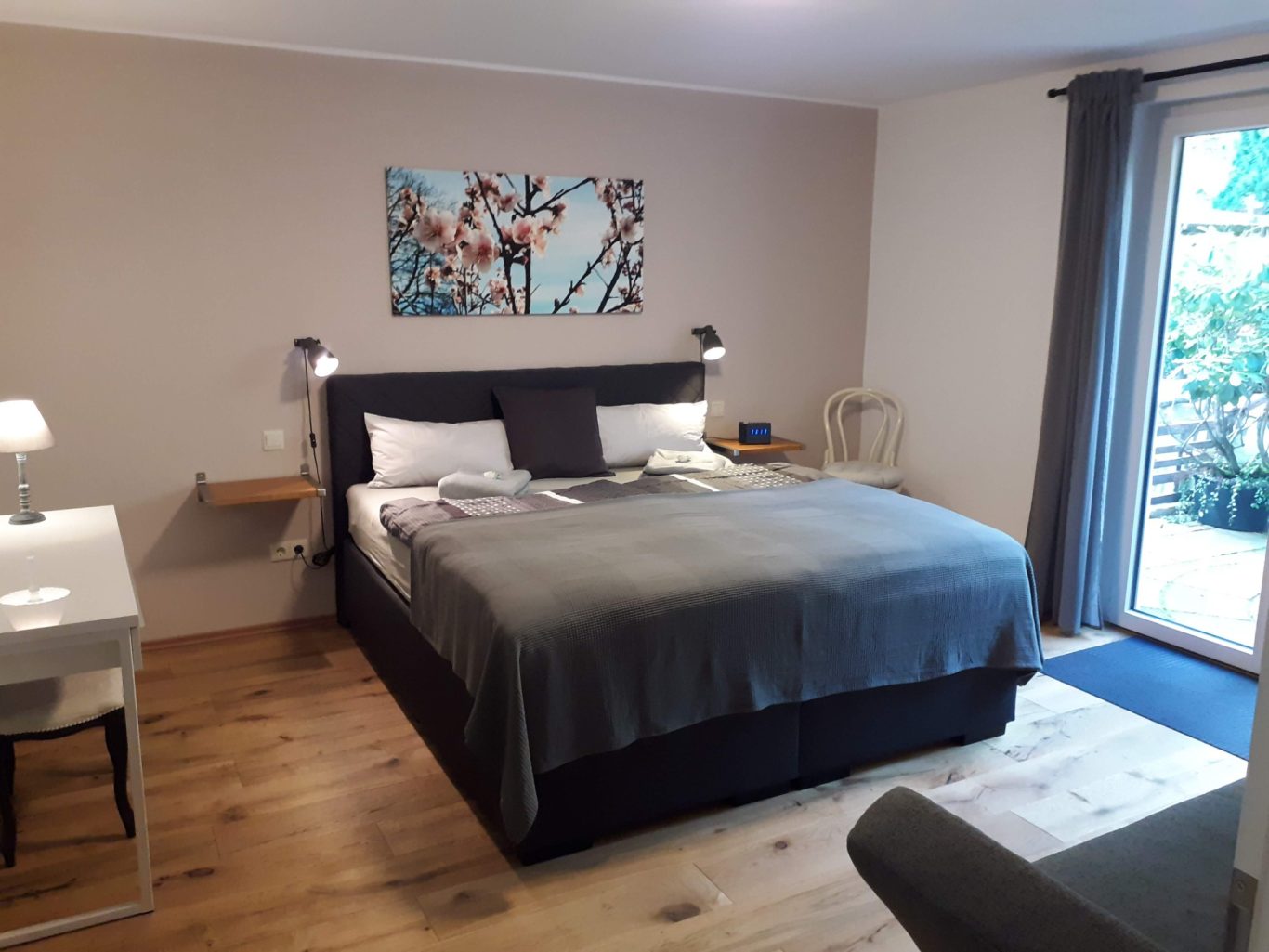 Schlafzimmer mit Schminktisch und Spiegel